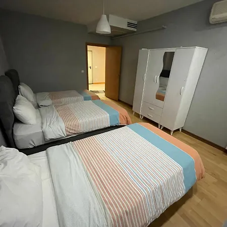 Modern Comfort Steps From Taksim Appartement Istanboel