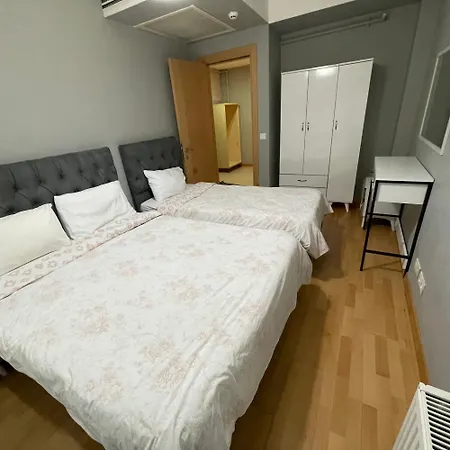 Modern Comfort Steps From Taksim Lägenhet